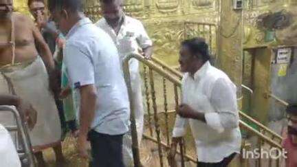 சோளிங்கர்: சோளிங்கர் லட்சுமி நரசிம்மர் திருக்கோவிலில் பிரபல திரைப்பட இயக்குனர் லிங்குசாமி சாமி தரிசனம் மேற்கொண்டார்