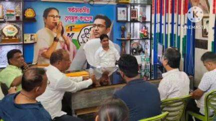 বজবজ ১: বজ বজ বিধানসভার পর্যবেক্ষক নিজ দলীয় কার্যালয় তৃণমূল কংগ্রেসের শীর্ষ নেতৃত্বদের সঙ্গে গুরুত্বপূর্ণ পর্যালোচনা বৈঠক করে।