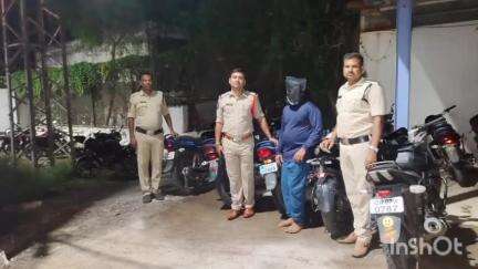 శ్రీకాకుళం: సోంపేట,కంచిలి పరిసర ప్రాంతాల్లో 7ద్విచక్ర వాహనాలను దొంగతనం చేసిన యువకుడిని పట్టుకున్న సీఐ, పోలీస్ సిబ్బంది