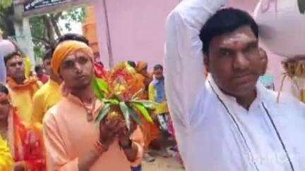 इस्लामनगर अलीगंज: सगमा गांव मे वजरंगवली मूर्ति की प्राण प्रतिष्ठा को लेकर निकाली गई भव्य कलश शोभायाञा