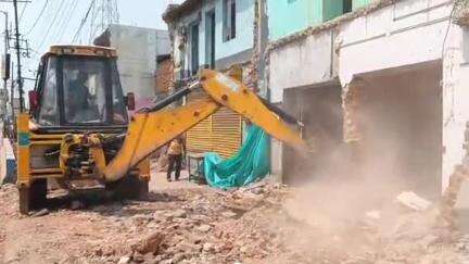 ঝাড়গ্রাম: ঝাড়গ্রামে সার্ভিস রোড নির্মাণের জন্য জবরদখল করা দোকানের একাংশ জিসিবি দিয়ে ভেঙে ফেলল ঝাড়গ্রাম পৌরসভা