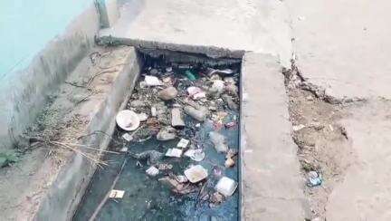 অন্ডাল: দীর্ঘদিন সাফাই হয়নি নিকাশী নালা বৃষ্টি হলেই নিকাশী নালা জল ঢুকে পড়ছে অন্ডাল খান্দারা বাউরগ পাড়ায় #jansamasya