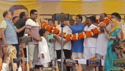 ठाकुरगंज: ठाकुरगंज प्रखंड के पौआखाली हाई स्कूल मैदान में प्रशांत किशोर ने की सभा को संबोधित, राजद, भाजपा और जेडीयू पर साधा निशाना