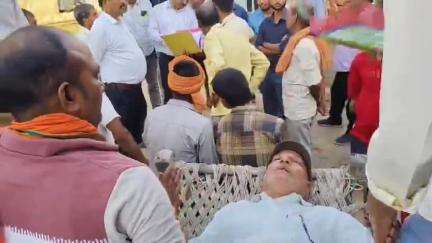 🛑बदायूं -शिकायत पर जांच करने गांव पहुंचे डीडीओ, डीडीओ की फटकार से प्रधान हुए बेहोश।
#badaun #news #shorts