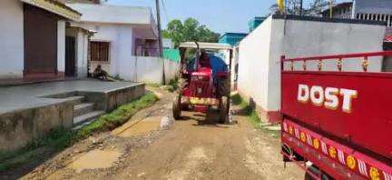 सोनुआ: रुपापोस गांव में कुछ लोगों पर लगा सड़क पर अतिक्रमण कर घर बनाने का आरोप, सीओ से की गई शिकायत
