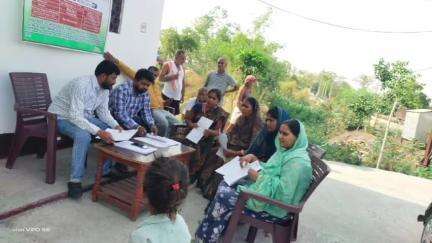 ओबरा: दी औरंगाबाद सेंट्रल कोऑपरेटिव बैंक लिमिटेड शाखा ओबरा ने रामपुर गांव में लगाया विशेष शिविर