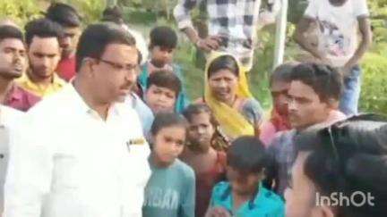 सकरा: पीपरी चौक पर महिला ने परिवार समेत NH-28 किया जाम, सरपंच पर धमकाने का आरोप लगाया