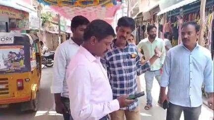 నగరంలో ప్లాస్టిక్ కవర్ల అమ్మక దుకాణాలపై దాడులు, 50 వేలు జరిమానా