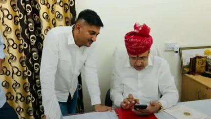 चौहटन: बाड़मेर सांसद उम्मेदाराम बेनीवाल ने सांसद सेवा केंद्र में की जनसुनवाई, सुनीं समस्याएं