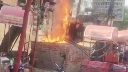 केराकत: सिहौली चौराहे के पास धू-धू कर जला ट्रांसफार्मर, टला बड़ा हादसा