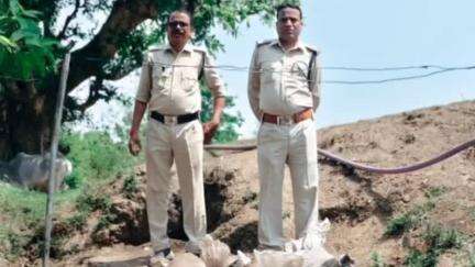 लालबर्रा: सुरवाही में नाले के किनारे 900 किलो लाहन बोरियों में भरा मिला, आबकारी विभाग ने किया ज़ब्त