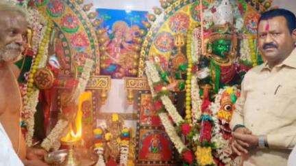 ನವಲಗುಂದ: ತಿರ್ಲಾಪೂರ ಗ್ರಾಮ ದೇವತೆಯರ ಪ್ರಾಣ ಪ್ರತಿಷ್ಠಾಪನೆ ಹಾಗೂ ಜಾತ್ರಾ ಮಹೋತ್ಸವ, ಮಾಜಿ ಸಚಿವ ಮುನೇನಕೊಪ್ಪ ಭಾಗಿ