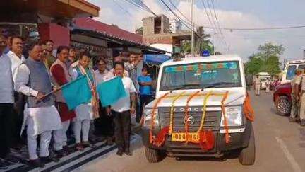 କେନ୍ଦୁଝର ସହର: ଜିଲ୍ଲା ଟ୍ରକ୍ ମାଲିକ ସଂଘ ପକ୍ଷରୁ ପ୍ରଦାନ କରାଯାଇଥିବା  ଆମ୍ବୁଲାନ୍ସ ଗାଡ଼ିକୁ ମଣ୍ଡୁଆ ଠାରେ ପତାକା ଦେଖାଇ ଲୋକାର୍ପଣ କଲେ ମୁଖ୍ୟମନ୍ତ୍ରୀ