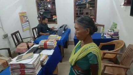 উদয়পুর: উদয়পুর ব্রহ্মছড়া এলাকায় এক মহিলাকে নিজের ছেলে প্রাণী মারার চেষ্টা করছে থানায় অভিযোগের দায়ের করার জন্য ছুটে আসেন সেই