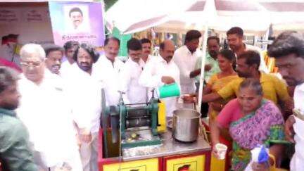 திருவண்ணாமலை: காந்தி சிலை முன்பு பொதுப்பணித்துறை அமைச்சர் மக்களின் தாகத்தை தணிக்க கரும்பு ஜூஸ் இயந்திரத்தை இயக்கி பொதுமக்களுக்கு கரும்பு ஜூசை வழங்கினார்