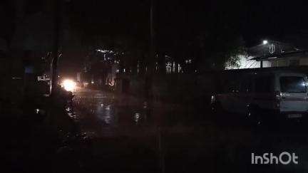 इगतपुरी: इगतपुरी शहरात जोरदार हवा व विजेच्या कडकडाटासह पावसाची हजेरी अनेक ठिकाणी झाडे पडल्याने शहरातील बत्ती गुल