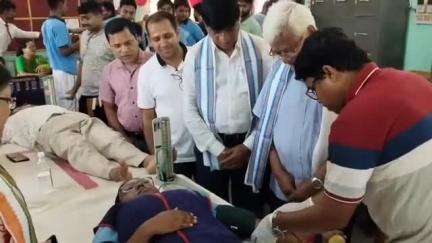 উদয়পুর: উদয়পুরে রক্তের সংকটে মেটাতে উদয়পুর ইংলিশ মিডিয়াম স্কুলের উদ্যোগে রক্তদান শিবিরের আয়োজন উপস্থিতির জিলা সভাধিপতি