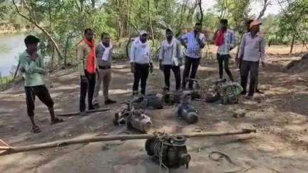 रहली: सुनार नदी से अवैध सिंचाई कर रहे 9 मोटर पंप किए गए ज़ब्त