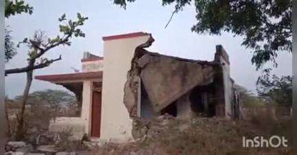 औसा: औसा शहरातील पोलिस वसाहतीची झाली दुरावस्था, पोलिस बांधवांना खाजगी मालकीच्या घराचा घ्यावा लागतोय आधार