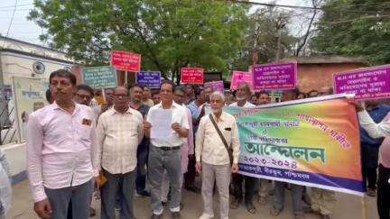সিউড়ি ১: সাতকেন্দুরী ব্যবসায়ী সমিতি ও স্থানীয় বাসিন্দাদের পক্ষ থেকে সিউড়িতে জেলাশাসকের অফিসের সামনে বিক্ষোভ কর্মসূচি করলো