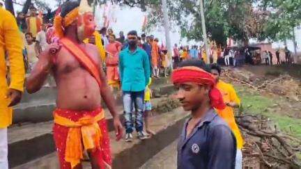 रामगढ़ चौक: चमघारा जानकीडीह में बजरंगबली मूर्ति प्राण प्रतिष्ठा और रामधुन यज्ञ के लिए निकाली गई कलश यात्रा