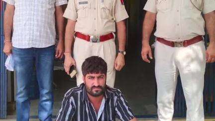 बुहाना: सिंघाना पुलिस ने आबकारी एक्ट के प्रकरण में फरार चल रहे एक आरोपी को किया गिरफ्तार