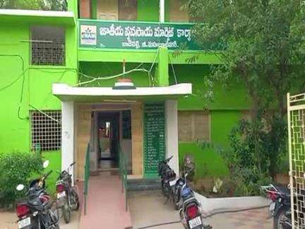 జడ్చర్ల: తమ ధాన్యానికి తేమశాతం పేరుతో సరైన ధర ఇవ్వకపోవడంతో ఆగ్రహించిన అన్నదాతలు మార్కెట్ యార్డు గేటుకు తాళం వేసి ఆందోళన