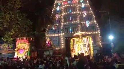 பவானி: கூடுதுறையில் இருந்து சித்திரை தேர் திருவிழாவை முன்னிட்டு பஞ்ச மூர்த்திகள் மற்றும் 63 நாயன்மார்கள் திருவீதி உலா வெகு விமர்சையாக நடைபெற்றது