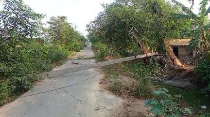बांसडीह: मिश्रवलिया ग्राम सभा के समीप पेड़ गिरने से टूटा विद्युत खम्भा,विद्युत आपूर्ति बाधित से ग्रामीण परेशान #jansamasya