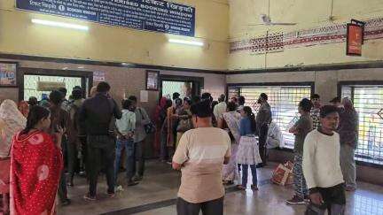 मन्दसौर, रेलवे स्टेशन पर अव्यवस्था, टिकिट खिड़की पर भारी भीड़, और टिकिट वेडिंग मशीन खाली,,#रेलवे #मंदसौर #रतलाम डिविजन