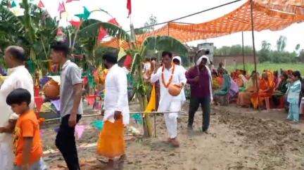 मधुबन: दरगाह क्षेत्र के देवनाथपुर गांव में पशुधन प्रसार अधिकारी डॉ० उग्रसेन यादव जी के घर काशी दास बाबा की पूजाहुई संपन्
