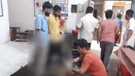 सिकंदरपुर: थाना गेट के समीप अज्ञात वाहन की टक्कर से बाइक सवार पति-पत्नी गंभीर रूप से घायल