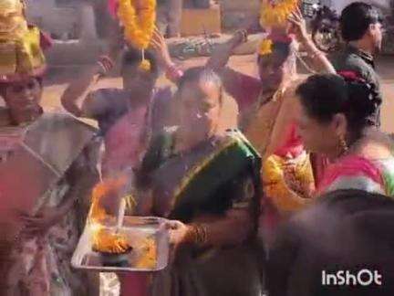 ಹುಮ್ನಾಬಾದ್: ವಾಸವಿ ಮಾತೆ ಜಯಂತಿ ಆಚರಣೆ ಹಿನ್ನೆಲೆಯಲ್ಲಿ ಪಟ್ಟಣದಲ್ಲಿ ಮಾತೆಯರಿಂದ ತುಂಬಿದ ಕಳಶ ಹೊತ್ತು  ಶೋಭಾಯಾತ್ರೆ