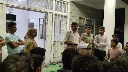 अंजड़: तलवार लेकर धमकाने पर ग्रामीणों का आक्रोश, अंजड थाने में सैकड़ों ने दी शिकायत