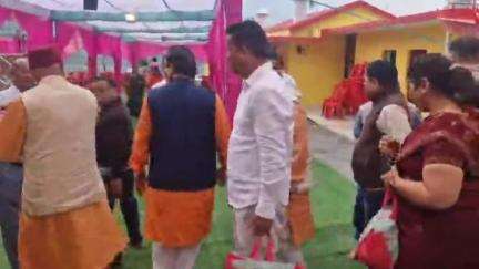 पौड़ी: मंजखोली में आयोजित श्रीमद् देवी भागवत कथा में विधायक राजकुमार पोरी ने कथा व्यास का लिया आशीर्वाद