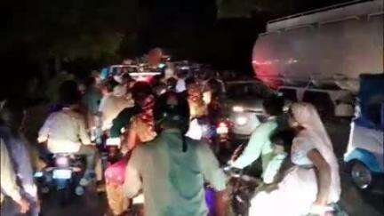 आंवला: आंवला में तेज हवा और बारिश का कहर, 5 किमी तक सड़क पर गिरे पेड़, बिजली गुल और यातायात बाधित