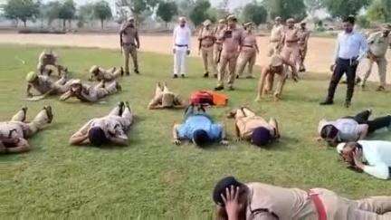 हाथरस: नागरिक सुरक्षा तैयारियों को लेकर रिजर्व पुलिस के परेड ग्राउंड में सिविल डिफेंस मॉक ड्रिल का किया गया आयोजन
#mock drill