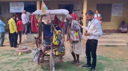 মঙলদৈ ভাগ: দৰঙত ৬,৫৬,৯৬৭ গৰাকী ভোটাৰৰ বিপৰীতে মুঠতে ৮১৩ টা ভোট গ্ৰহণ কেন্দ্ৰত অনুষ্ঠিত হৈছে ভোট গ্ৰহণ