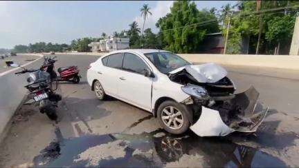 ചാവക്കാട്: ഒരുമനയൂർ മുത്തമ്മാവിൽ കാറും ഥാർ ജീപ്പും കൂട്ടിയിടിച്ച് അപകടം, മൂന്നു പേർക്ക് പരിക്ക്