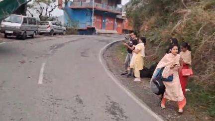 पधर: उरला के पास सड़क से नीचे लटकी बस, सवारियां सुरक्षित