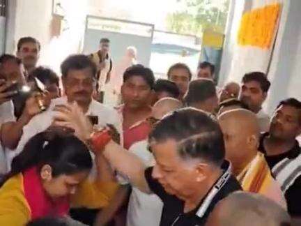 नरवल: ऑपरेशन सिंदूर के बाद महाराजपुर स्थित हाथीपुर गांव में विधानसभा अध्यक्ष सतीश महाना शुभम द्विवेदी के घर पहुंचे