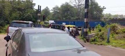 बेरमो स्टेशन का रेलवे क्रॉसिंग 1 घंटे में चार बार रोड करता है ब्लॉक ,  यात्रियगण प्रतिदिन होते हैं परेशान।