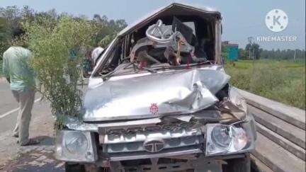 আরামবাগ: টাঁড়ুই এলাকায় তিন পাল্টি খেয়ে বাইকে ধাক্কা চারচাকা গাড়ির,জখম 5 জন