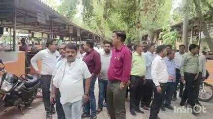 टूंडला: बार एसोसिएशन टूंडला के पदाधिकारियों ने निबंधन कार्य की नई व्यवस्था के विरोध में हड़ताल करते हुए सौंपा ज्ञापन