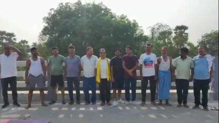 रफीगंज: रफीगंज के योगा ग्रुप ने सिंदूर ऑपरेशन पर खुशी जाहिर की, भारतीय सेना जिंदाबाद के लगाए नारे