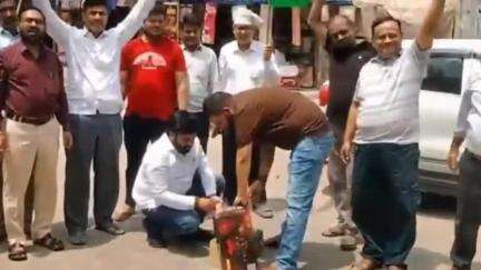 नारनौल: आतंकवाद विरोधी ऑपरेशन 'सिंदूर' पर महेंद्रगढ़ में सेना का धन्यवाद, पटाखे बजाकर किया स्वागत