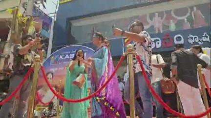 సిరిసిల్ల: సిరిసిల్లలో సందడి చేసిన జబర్దస్త్ ఫేం యాంకర్ అనసూయ