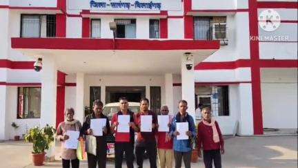 नावापारा के कृषक भू स्वामित्व की नक्शा की मांग को लेकर पहुंचे कलेक्ट्रेट, कलेक्टर के समक्ष रखी मांग #jansamasya