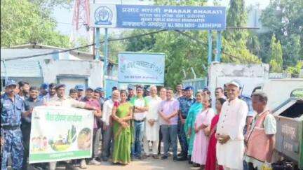 आदित्यपुर गम्हरिया: AMC और RAF की टीम ने आकाशवाणी चौक पर आम लोगों के साथ पर्यावरण संरक्षण के लिए पौधारोपण किया, प्रशासक और डिप्टी भी मौजूद रहे