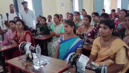 శ్రీకాకుళం: పలాస మండల పరిధిలో స్వయం ఉపాధి పొందేందుకు టైలరింగ్ శిక్షణా శిబిరాన్ని వెలుగు కార్యాలయంలో ప్రారంభించిన ఎమ్మెల్యే శిరీష